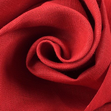 Medeltjockt rött linnetyg till sömnad av kläder