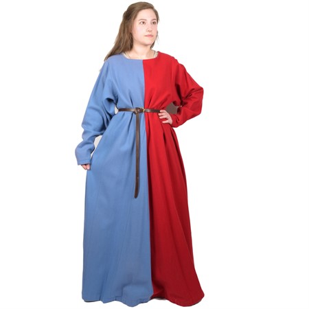 <img src="0401000012.jpg" alt="blå och röd medeltida klänning i ylletyg"/>