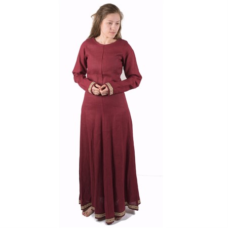 <img src="V4010113.jpg" alt="kvinna i röd medeltida klänning med dekorband"/>